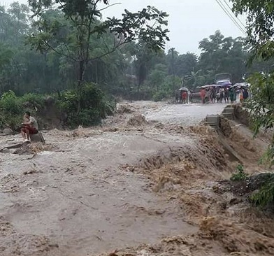 Lũ[-]cuốn[-]bật[-]trụ[-]cầu[-]ở[-]Điện[-]Biên,[-]người[-]và[-]xe[-]treo[-]lơ[-]lửng